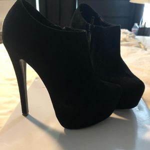 Steve Madden Vipper Black suede ankle heels